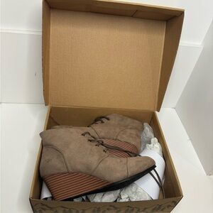 *BRAND NEW* Custom Embroidered Marley Lilly wedge boots